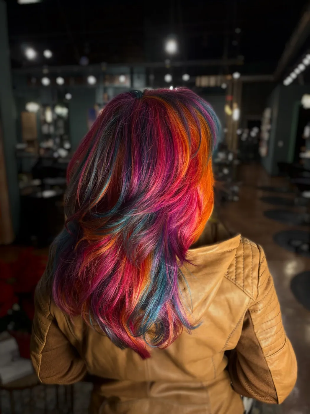 Multi-tonal rainbow color on long layered waves