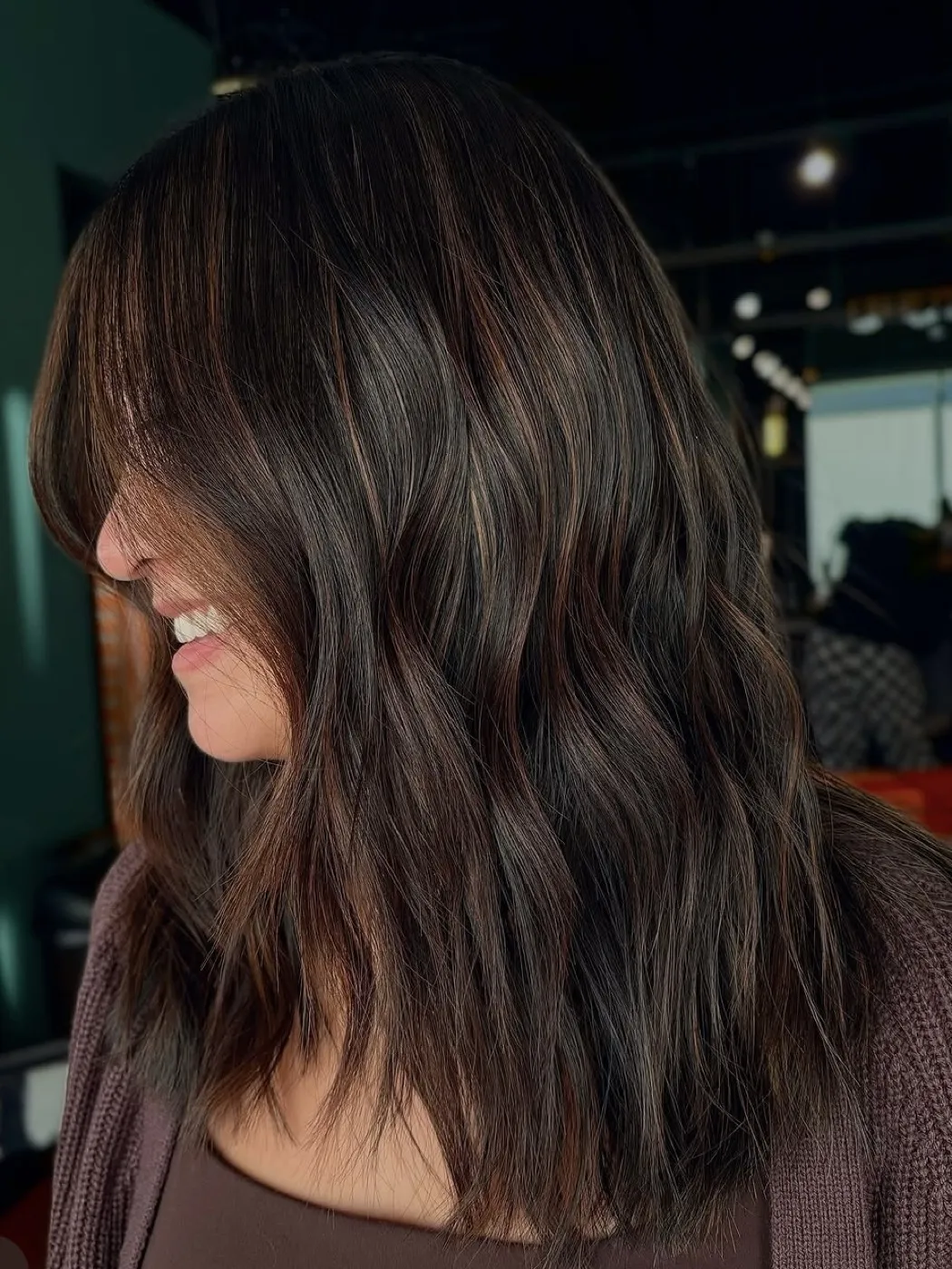 Soft brunette waves with a face-framing money piece